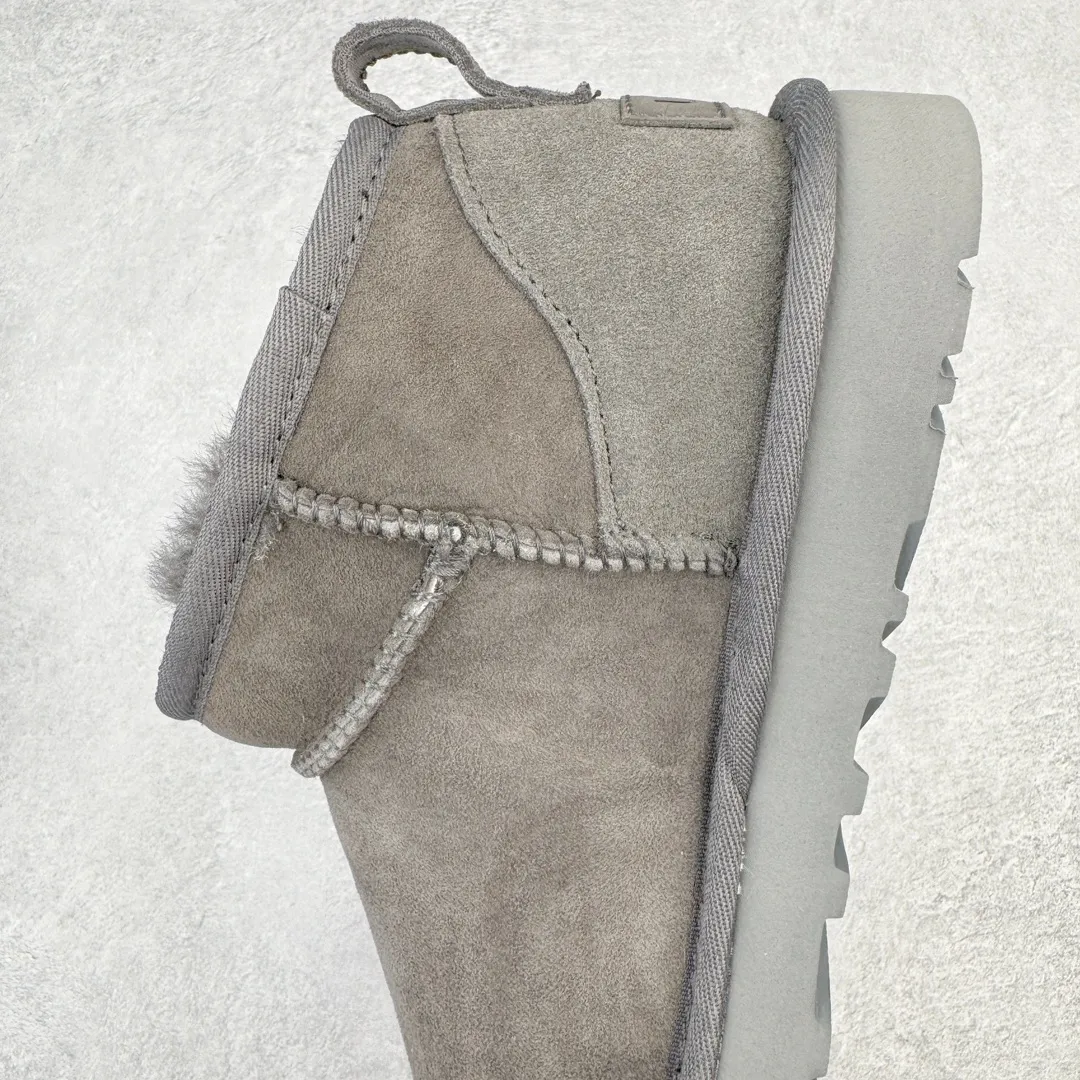 Pick up locally 💰520 UGG 6109 Zhou Dongyu Mini short boots, autumn and winter sheep fur integrated snow boots. All shoes are made from the same factory as ZP. Longfeng A-grade Australian imported sheep fur integrated men's and women's boots. Brand OEM production line. Fully follow the ZP process. OEM original pattern maker. Adhering to the principle of no original shoes and no development selection. Pay attention to every detail. The most authentic version on the market. TREADLITE "light wing" technology outsole. Lightweight/durable/flexible/pile type 35 36 37 38 39 40 41 42 43 44 45 Coding: by2936060
